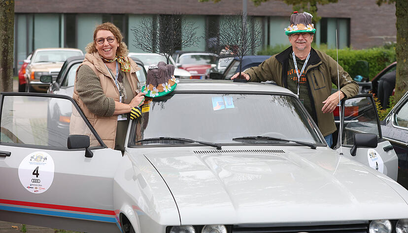 Stefanie König und Thomas Schwab verkleiden sich gerne zum Rallye-Thema.