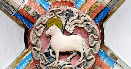 So wie hier im Netzgew&ouml;lbe der Heilbronner Kilianskirche finden sich in vielen Gottesh&auml;usern Darstellungen von L&auml;mmern, die Jesus symbolisieren.
Foto: Archiv