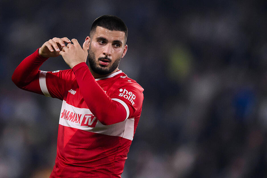 Deniz Undav kann es nicht fassen: Sein Tor zur vermeintlichen Führung für den VfB Stuttgart wird vom VAR aberkannt. Handspiel.