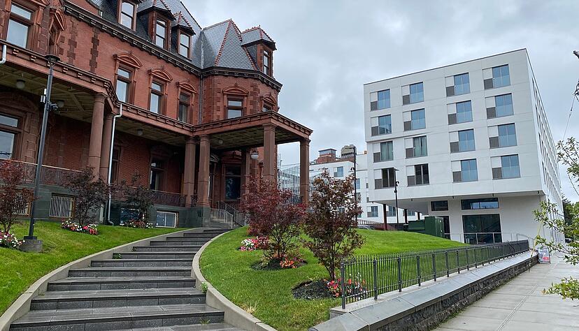 Das Krueger-Scott Mansion in Newark ist heute ein Platz zum Leben und zum Arbeiten. Das Unternehmen Makerhoods will vor allem jungen schwarzen Amerikanern eine Chance bieten, ein Business zu gründen. Das Krueger-Scott Mansion in Newark ist heute ein Platz zum Leben und zum Arbeiten. Das Unternehmen Makerhoods will vor allem jungen schwarzen Amerikanern eine Chance bieten, ein Business zu gründen.