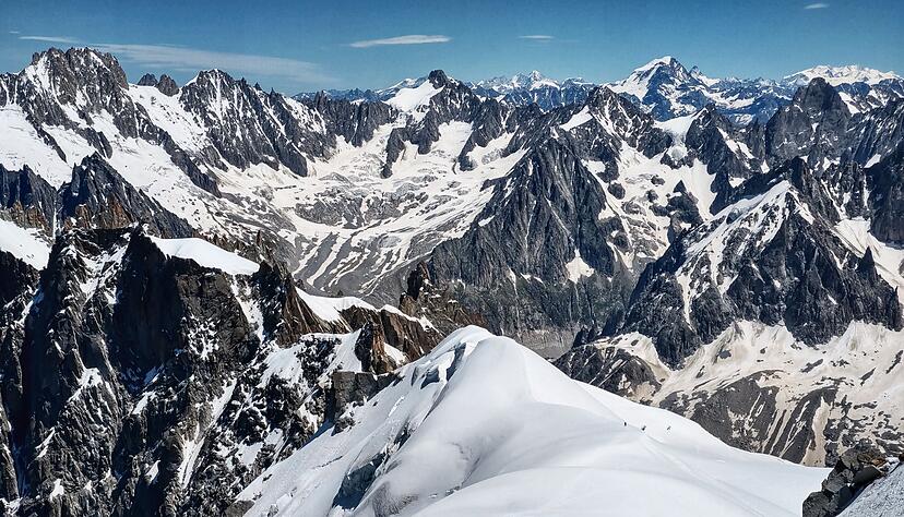 Immer wieder kommen im Mont-Blanc-Massiv Alpinisten ums Leben. (Archivbild) Immer wieder kommen im Mont-Blanc-Massiv Alpinisten ums Leben. (Archivbild)