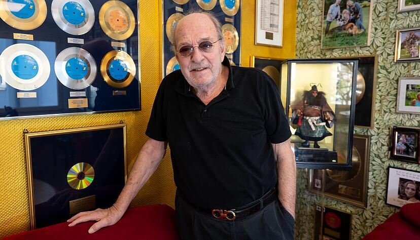 In seinem Büro in der Nähe von München hat Ralph Siegel zahlreiche Auszeichnungen hängen. (Archivbild) In seinem Büro in der Nähe von München hat Ralph Siegel zahlreiche Auszeichnungen hängen. (Archivbild)