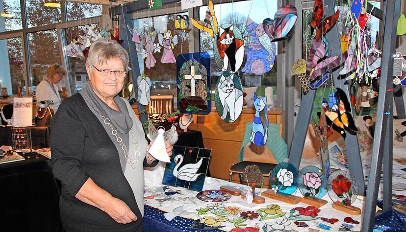 Nach zehn Jahren hört Gisela Salamon in Ilsfeld jetzt auf: Das Interesse an Tiffany-Glaskunst habe nachgelassen, berichtet die 75-Jährige.Foto: Ute Knödler Nach zehn Jahren hört Gisela Salamon in Ilsfeld jetzt auf: Das Interesse an Tiffany-Glaskunst habe nachgelassen, berichtet die 75-Jährige.Foto: Ute Knödler