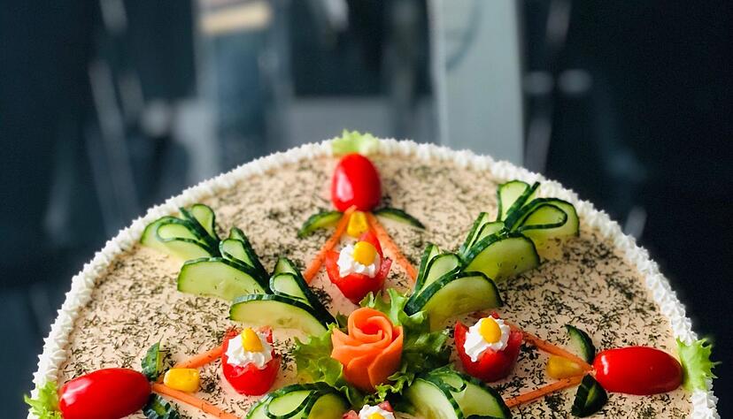 Eine Brottorte kann mit einer Salat-Gemüse-Mischung zwischen den Brotscheiben und wahlweise etwa mit Hähnchen, Lachs oder Gyros gefüllt werden. Als Verzierungen eignen sich geometrische Formen. Eine Brottorte kann mit einer Salat-Gemüse-Mischung zwischen den Brotscheiben und wahlweise etwa mit Hähnchen, Lachs oder Gyros gefüllt werden. Als Verzierungen eignen sich geometrische Formen.