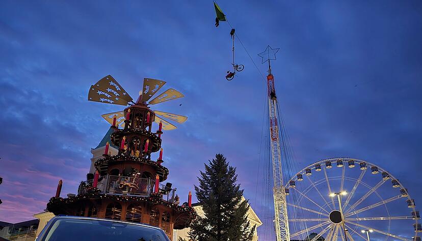 Zusammen mit einem Fahrrad sind zwei Aktivisten auf ein Hochseil am Karlsruher Marktplatz geklettert. Zusammen mit einem Fahrrad sind zwei Aktivisten auf ein Hochseil am Karlsruher Marktplatz geklettert.