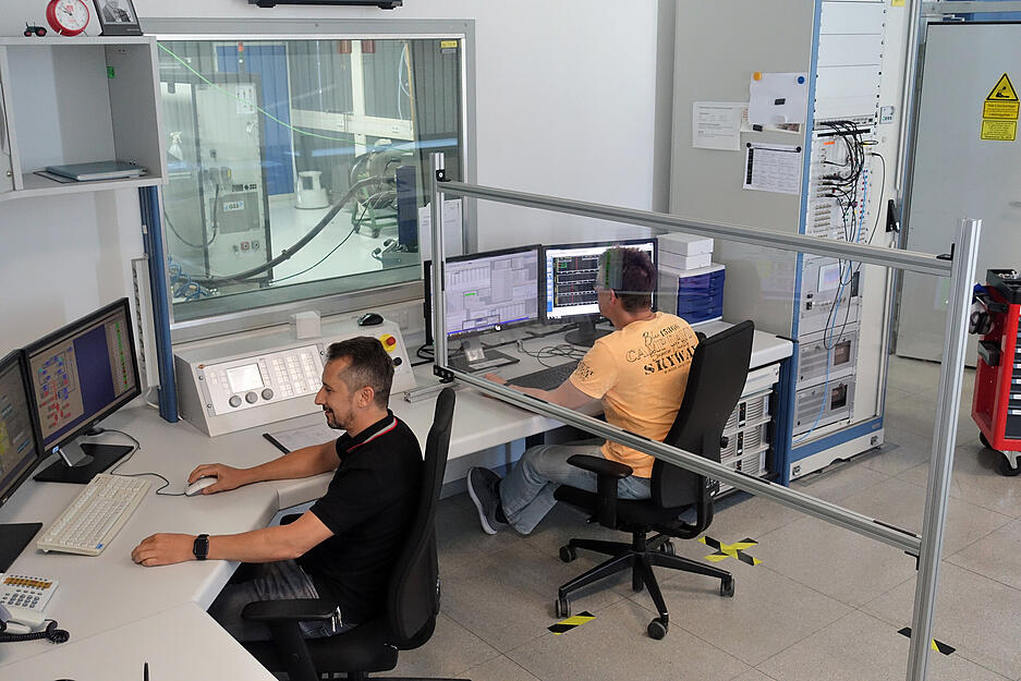 Wo Mitarbeiter nur wenige Zentimeter voneinander entfernt arbeiten m&uuml;ssen, kommen beispielsweise Trennw&auml;nde zum Einsatz.