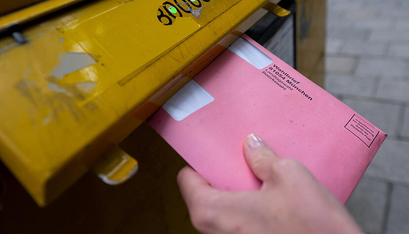 Eine Frau wirft einen Wahlbrief in einen Briefkasten. Doch wie funktioniert die Briefwahl überhaupt? Eine Frau wirft einen Wahlbrief in einen Briefkasten. Doch wie funktioniert die Briefwahl überhaupt?