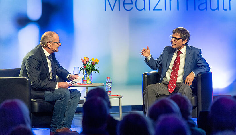 Schlafmediziner Joachim Maurer (rechts) spricht mit Moderator Thomas Zimmermann über Schlafstörungen und erklärt, was man dagegen tun kann.
