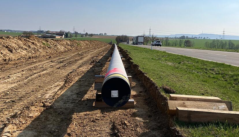 Lange Leitungen liegen seit Monaten entlang der Bundesstra&szlig;e 19 im Gr&uuml;nstreifen und auf dem Radweg zwischen Kupferzell und Gaisbach.