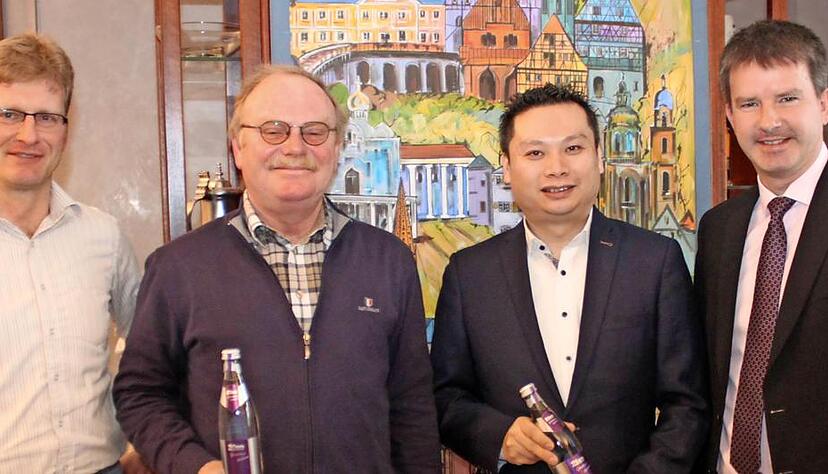 Zufriedene Gesichter nach der Vertragsunterzeichnung: Kämmereiamtsleiter Andreas Insam, Co-Investor Wilhelm Einsiedel, Kultura-Wirt Yun Xu und Oberbürgermeister Thilo Michler (von links).Fotos: privat/Peter Hohl Zufriedene Gesichter nach der Vertragsunterzeichnung: Kämmereiamtsleiter Andreas Insam, Co-Investor Wilhelm Einsiedel, Kultura-Wirt Yun Xu und Oberbürgermeister Thilo Michler (von links).Fotos: privat/Peter Hohl