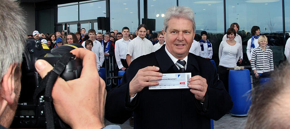 Club-Mäzen Dietmar Hopp posiert vor dem Eröffnungsspiel mit einer Eintrittskarte vor der Arena. Club-Mäzen Dietmar Hopp posiert vor dem Eröffnungsspiel mit einer Eintrittskarte vor der Arena.