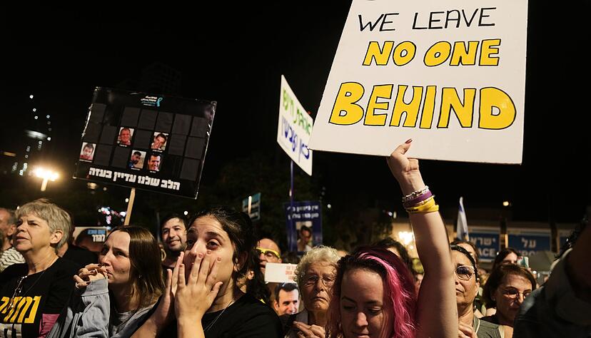 Menschen bei einer Kundgebung in Tel Aviv, auf der die Rückkehr der toten Geiseln gefordert wird. (Archivbild)