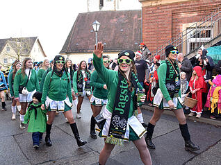 Gruppen sorgen f&uuml;r gute Stimmung beim Umzug in Hardthausen-Gochsen.