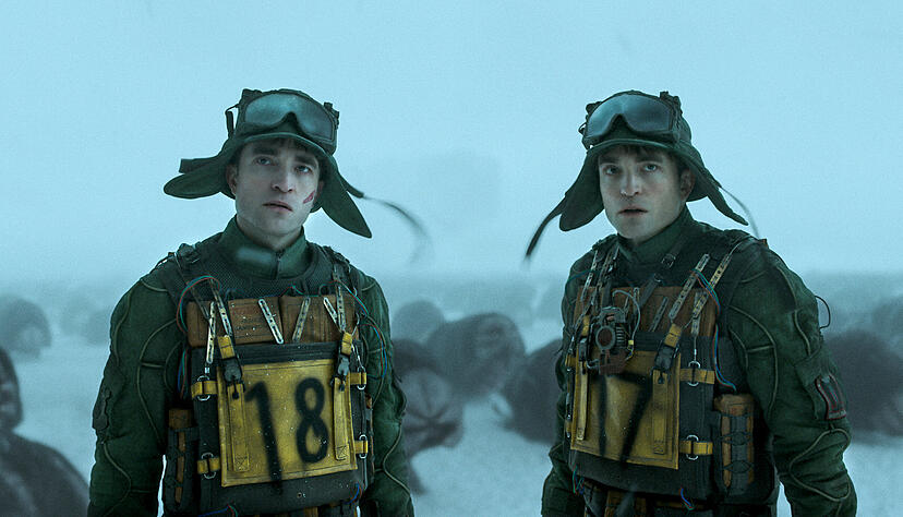 Zwei Versuchskaninchen auf gefährlicher Mission: Mickey 17 (Robert Pattinson) und sein Klon Mickey 18.
