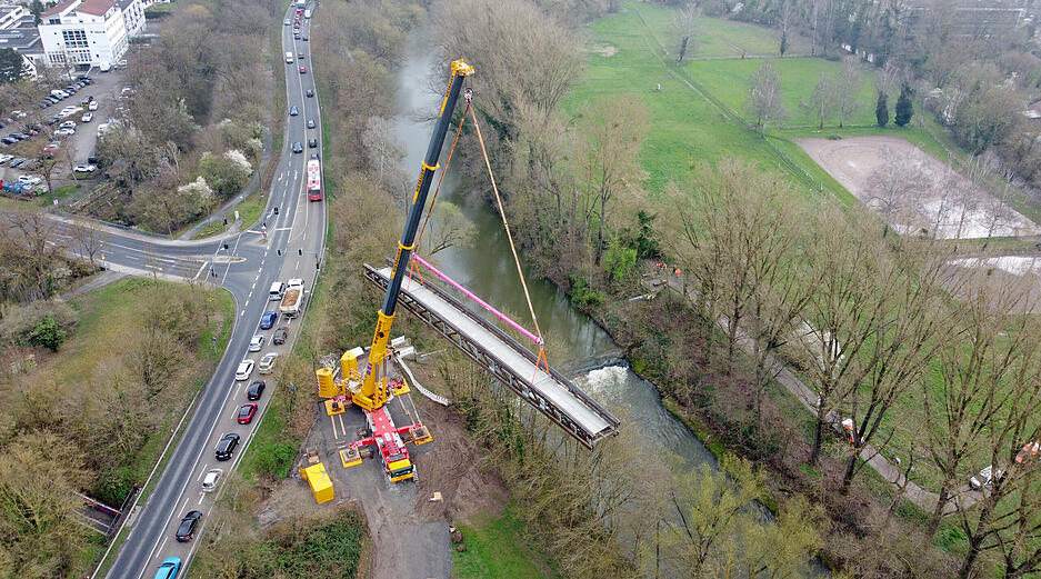 Der Kochersteg in Bad Friedrichshall-Kochendorf ist jetzt von einem großen Kran ausgehoben und seitlich gelagert worden.