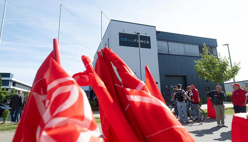 Bei der Betriebsversammlung des Batterie-Unternehmens Cellforce am Montag übte die IG-Metall starke Kritik am Besitzer Porsche. Bei der Betriebsversammlung des Batterie-Unternehmens Cellforce am Montag übte die IG-Metall starke Kritik am Besitzer Porsche.