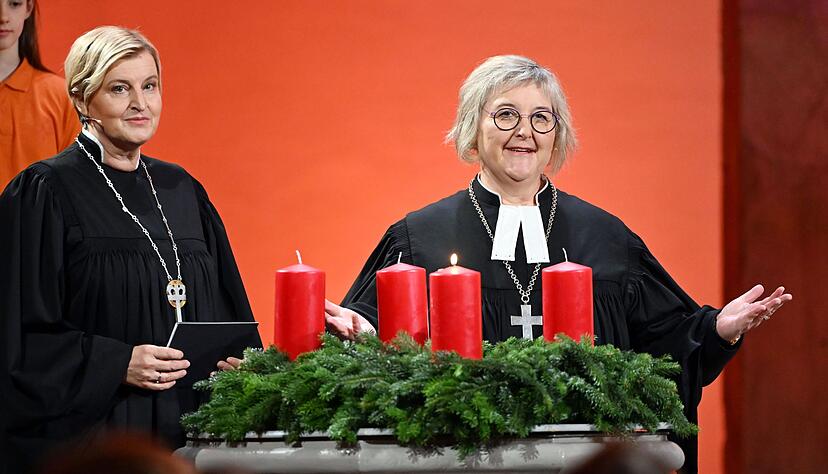Heike Springhart (rechts), Landesbisch&ouml;fin der Evangelischen Landeskirche in Baden, und Dagmar Pruin, Pfarrerin und Pr&auml;sidentin von Brot f&uuml;r die Welt, sprechen in der Stadtkirche Durlach zum Start der diesj&auml;hrigen bundesweiten Spendensammlung von &bdquo;Brot f&uuml;r die Welt&ldquo;.