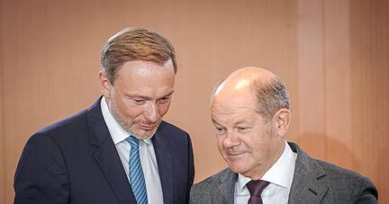 Finanzminister Christian Lindner und Bundeskanzler Olaf Scholz vor der Sitzung des Bundeskabinetts. Finanzminister Christian Lindner und Bundeskanzler Olaf Scholz vor der Sitzung des Bundeskabinetts.