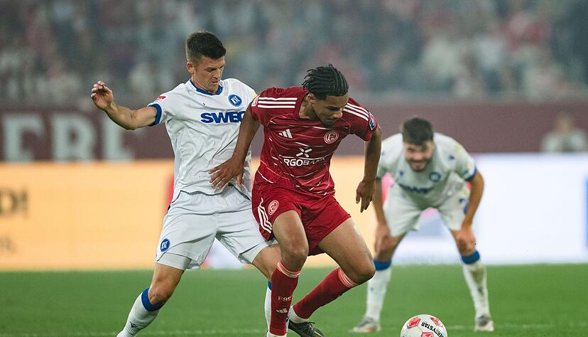 Fortunas Kenneth Schmidt und Marvin Wanitzek (l) im Zweikampf