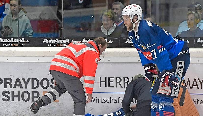 Im dritten Saisonspiel gegen Aufsteiger Stuttgart wurde Sam Verelst (liegend) von einem Gegenspieler in die Bande gecheckt und f&auml;llt seitdem aus.
Foto: Archiv/Berger
