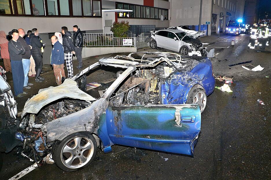 Der blaue Opel prallte mit Wucht in insgesamt vier parkende Fahrzeuge, die durch die Gegend geschleudert wurden.