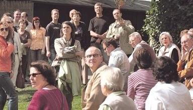 50 interessierte Menschen aus der Region nahmen an der eineinhalbst&uuml;ndigen, kurzweiligen F&uuml;hrung &uuml;ber das ein Hektar gro&szlig;e Gel&auml;nde teil.Fotos: Rolf Muth