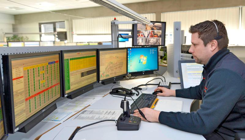 Fachwissen und gute Nerven: Daniel Friedle von der Heilbronner Berufsfeuerwehr hat an seinem Arbeitsplatz in der Heilbronner DRK-Leitstelle alles im Blick. Foto: