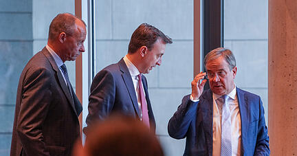 Armin Laschet (r), Unions-Kanzlerkandidat, CDU-Bundesvorsitzender und Ministerpräsident von Nordrhein-Westfalen, verlässt mit Paul Ziemiak (M), CDU-Generalsekretär, und Friedrich Merz, CDU-Bundestagsabgeordneter, das NRW-Landesgruppentreffen, um an der ersten Fraktionssitzung der Union teilzunehmen. Foto: dpa
