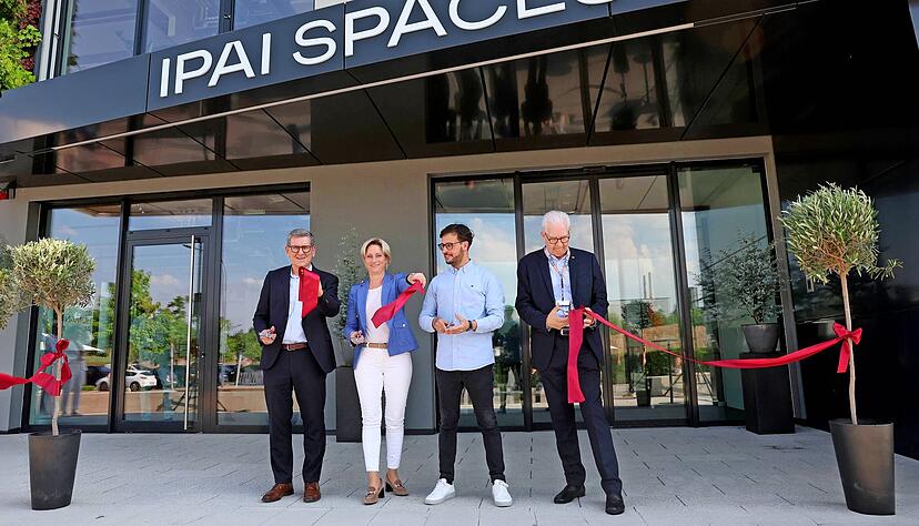 Das neue Ipai-Gebäude wird feierlich eröffnet (von links): Reinhold Geilsdörfer, Ministerin Nicole Hoffmeister-Kraut, Moritz Gräter und Martin Diepgen.
Foto: Ralf Seidel