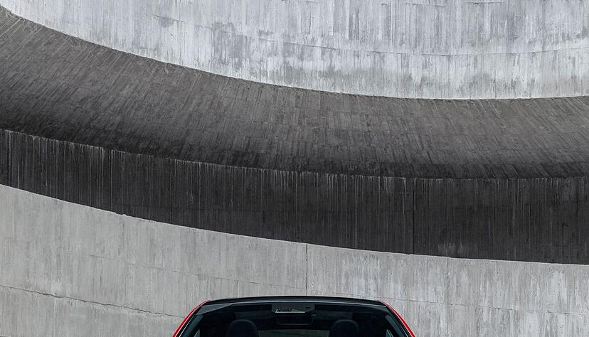 Fr&uuml;her steckte nur einer auf dem K&uuml;hler oder im Frontgrill: Heute hat Mercedes zur Sicherheit ein paar mehr - kleine - Sterne untergebracht.