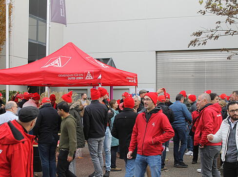 Beschäftigte setzen bei einer Protestaktion ein sichtbares Zeichen für den Erhalt ihrer Arbeitsplätze. Beschäftigte setzen bei einer Protestaktion ein sichtbares Zeichen für den Erhalt ihrer Arbeitsplätze.