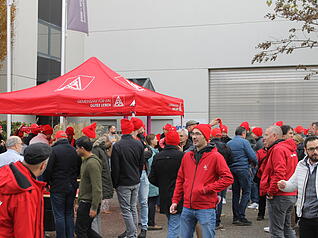 Beschäftigte setzen bei einer Protestaktion ein sichtbares Zeichen für den Erhalt ihrer Arbeitsplätze. Beschäftigte setzen bei einer Protestaktion ein sichtbares Zeichen für den Erhalt ihrer Arbeitsplätze.