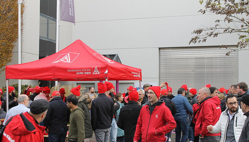 Beschäftigte setzen bei einer Protestaktion ein sichtbares Zeichen für den Erhalt ihrer Arbeitsplätze.