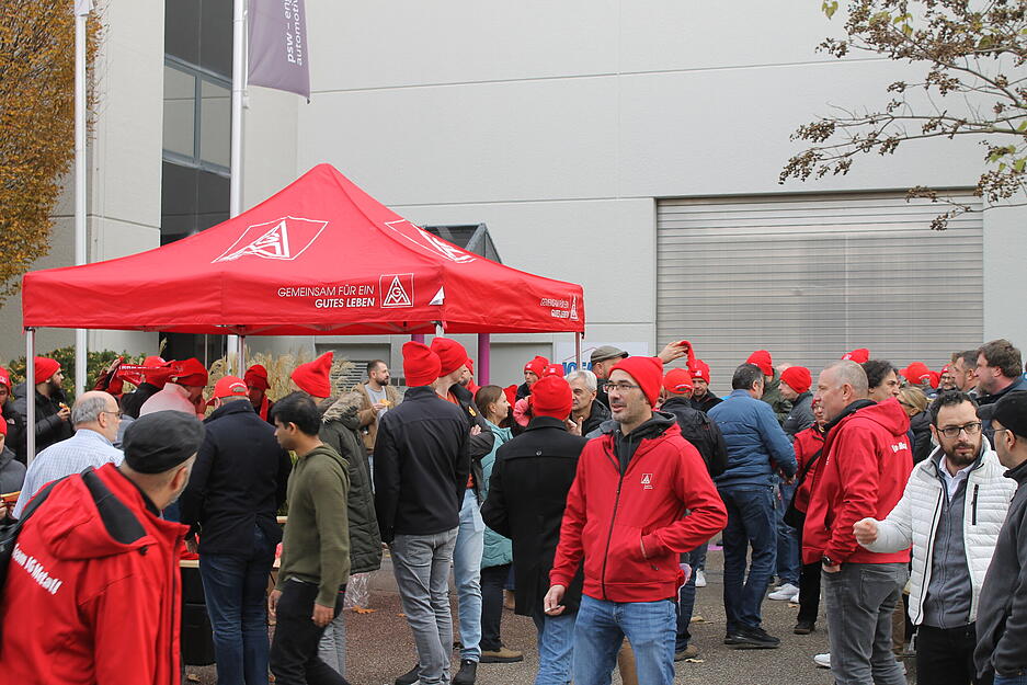 Beschäftigte setzen bei einer Protestaktion ein sichtbares Zeichen für den Erhalt ihrer Arbeitsplätze. Beschäftigte setzen bei einer Protestaktion ein sichtbares Zeichen für den Erhalt ihrer Arbeitsplätze.