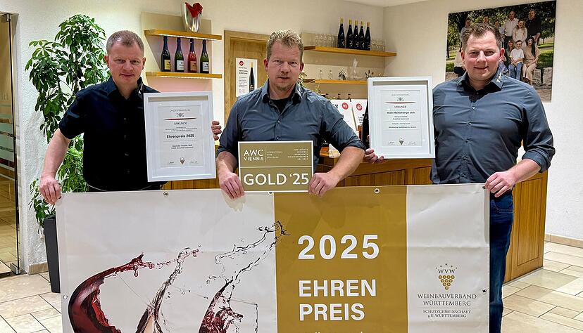 Konrad, Christof und Lorenz Weibler präsentieren die Auszeichnungen, die sie für den Riesling trocken Qualitätswein von 2024 bei der Landesprämierung bekommen haben. Konrad, Christof und Lorenz Weibler präsentieren die Auszeichnungen, die sie für den Riesling trocken Qualitätswein von 2024 bei der Landesprämierung bekommen haben.