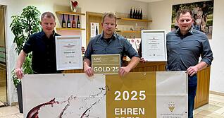 Konrad, Christof und Lorenz Weibler pr&auml;sentieren die Auszeichnungen, die sie f&uuml;r den Riesling trocken Qualit&auml;tswein von 2024 bei der Landespr&auml;mierung bekommen haben.