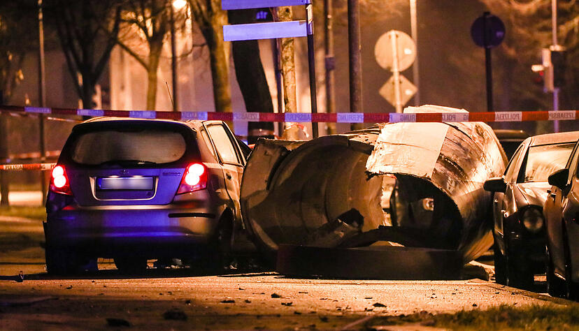 Ein Kleinwagen steht neben einer umgefahrenen Litfa&szlig;s&auml;ule. Die Polizei hat am fr&uuml;hen Morgen einen Verd&auml;chtigen nach Fahrerflucht erschossen. Foto: Christoph Schmidt/dpa