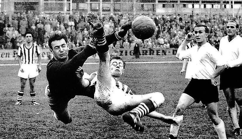 Highlights in der Geschichte des VfR Heilbronn waren auch die Derbys mit dem Stadtrivalen Union Böckingen − das Bild zeigt eine Szene aus dem Jahr 1959 im Städtischen Stadion. Beide Vereine sind im FC Union Heilbronn aufgegangen.
Foto: Archiv/HSt Highlights in der Geschichte des VfR Heilbronn waren auch die Derbys mit dem Stadtrivalen Union Böckingen − das Bild zeigt eine Szene aus dem Jahr 1959 im Städtischen Stadion. Beide Vereine sind im FC Union Heilbronn aufgegangen.
Foto: Archiv/HSt