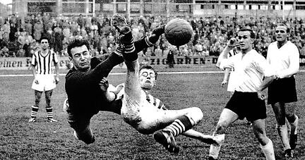 Highlights in der Geschichte des VfR Heilbronn waren auch die Derbys mit dem Stadtrivalen Union Böckingen &minus; das Bild zeigt eine Szene aus dem Jahr 1959 im Städtischen Stadion. Beide Vereine sind im FC Union Heilbronn aufgegangen.
Foto: Archiv/HSt