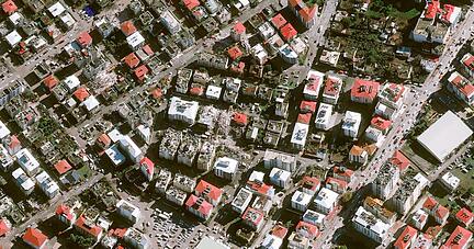 Die Aufnahme der Erdbeobachtungssatelliten Pléiades Neo zeigt eingestürzte Gebäude. Die Aufnahme der Erdbeobachtungssatelliten Pléiades Neo zeigt eingestürzte Gebäude.