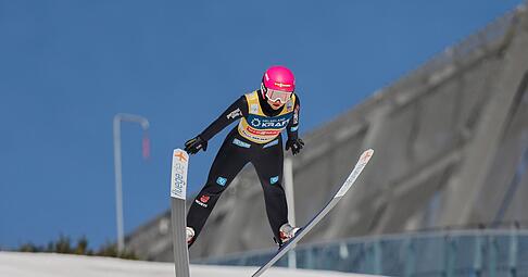 Kombiniererin Nathalie Armbruster beim Skispringen in Oslo.