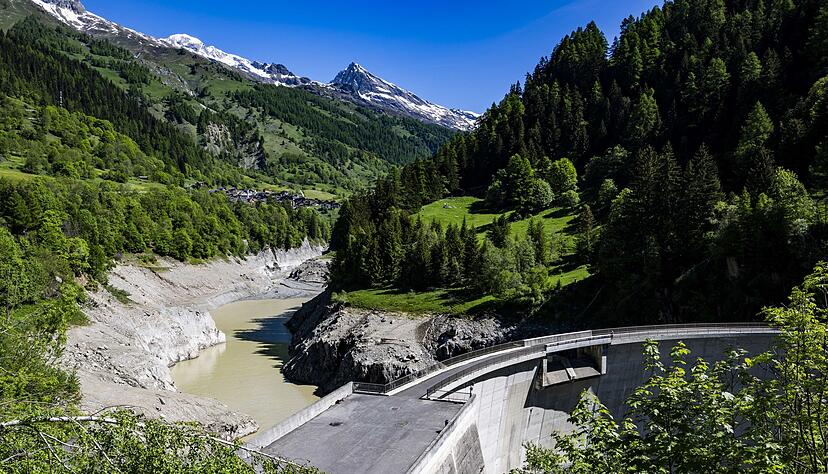 Der Stausee bei Ferden füllt sich mit ablaufendem Wasser der Lonza.
