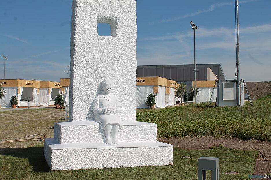 In einem Denkmal auf dem Gelände des neuen Carmen-Würth-Forums ist die besondere Beziehung von Carmen und Reinhold Würth abgebildet: auf der einen Seite sitzt sie, mit einem Wollknäuel in der Hand, auf der anderen Seite ihr Ehemann.