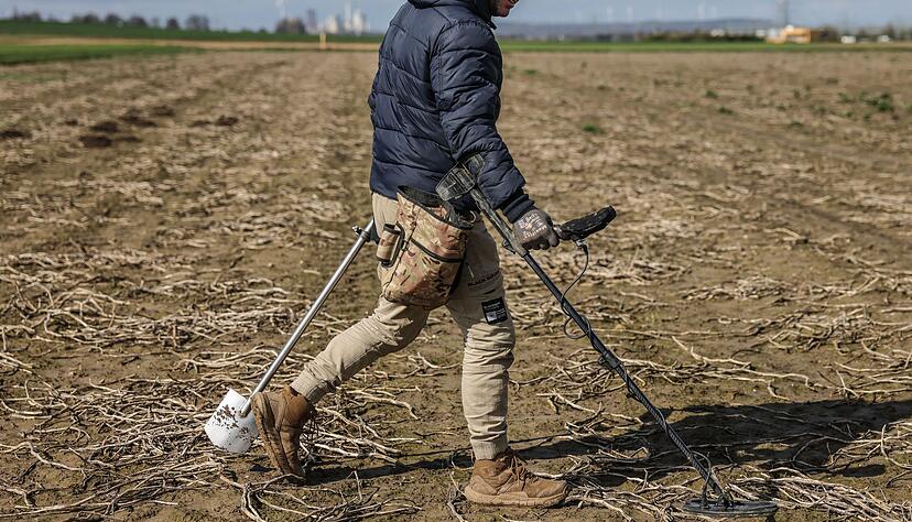 Mit Metalldetektor auf Schatzsuche: Gefundene Schätze werden in der Regel zwischen dem Finder und dem Grundstückseigentümer zu gleichen Teilen aufgeteilt. Mit Metalldetektor auf Schatzsuche: Gefundene Schätze werden in der Regel zwischen dem Finder und dem Grundstückseigentümer zu gleichen Teilen aufgeteilt.
