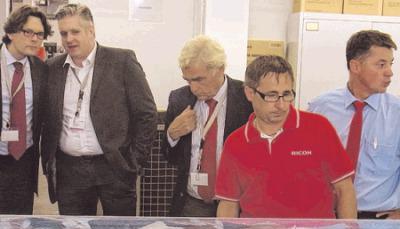 In roten Ricoh-Shirts f&uuml;hrten Mitarbeiter ihre Maschinen vor.Foto: Ricoh