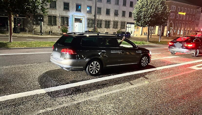 Autokorso in Heilbronn: Aus einem Wagen heraus zeigt ein türkischer Fan den umstrittenen Wolfsgruß