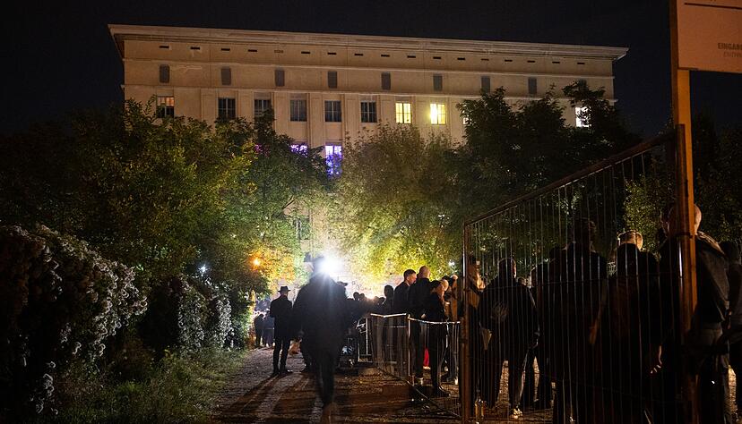 Die Schlange vor dem weltbekannten Berliner Club: Hunderte stehen vor dem «Berghain». Der Name leitet sich vom Bezirk Friedrichshain-Kreuzberg ab, in dem sich der Club in einem früheren Heizkraftwerk befindet. (Archivbild) Die Schlange vor dem weltbekannten Berliner Club: Hunderte stehen vor dem «Berghain». Der Name leitet sich vom Bezirk Friedrichshain-Kreuzberg ab, in dem sich der Club in einem früheren Heizkraftwerk befindet. (Archivbild)