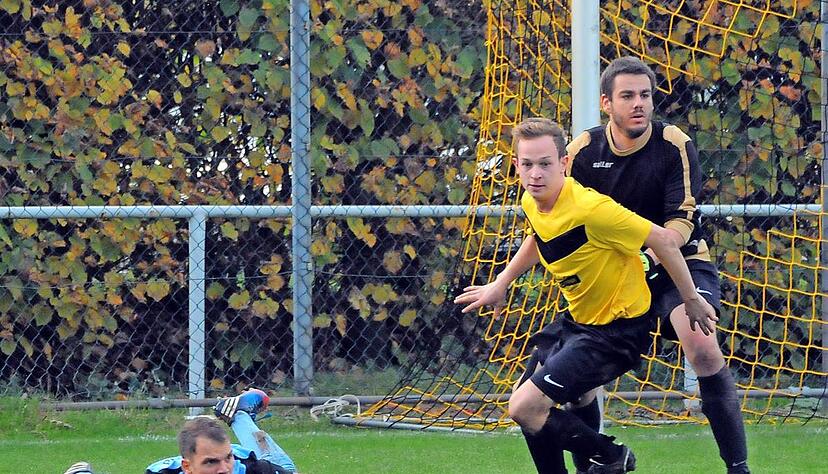 Am Boden: Alexander Schollbach (links) und der TSV Michelfeld II wurden von Marcel Würtz und dem SV Tiefenbach gestoppt.Fotos: Klaus Krüger Am Boden: Alexander Schollbach (links) und der TSV Michelfeld II wurden von Marcel Würtz und dem SV Tiefenbach gestoppt.Fotos: Klaus Krüger