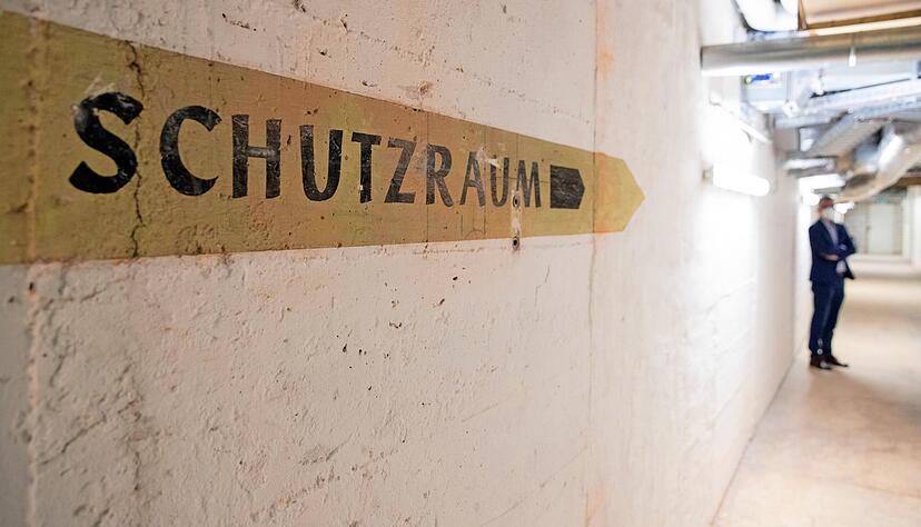 Im Keller der Kreissparkasse in Heilbronn ist der Wegweiser noch an die Wand gemalt, der in Richtung Bunkereingang zeigt. Im Keller der Kreissparkasse in Heilbronn ist der Wegweiser noch an die Wand gemalt, der in Richtung Bunkereingang zeigt.