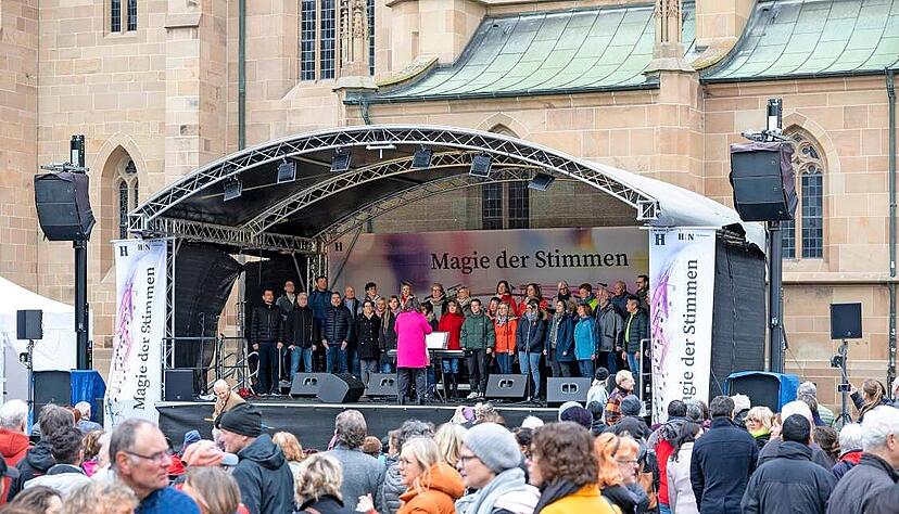Vergangenes Jahr hat es rund rund 30 000 Besucher zu Magie der Stimmen und dem verkaufsoffenem Sonntag in die Innenstadt gezogen.
Foto: Archiv/Kunz Vergangenes Jahr hat es rund rund 30 000 Besucher zu Magie der Stimmen und dem verkaufsoffenem Sonntag in die Innenstadt gezogen.
Foto: Archiv/Kunz